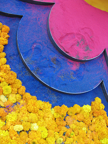 Calle Hidalgo: marigolds and coloured sand