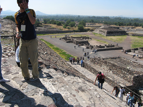 Teotihuacán: daughter on top of the sun pyramid