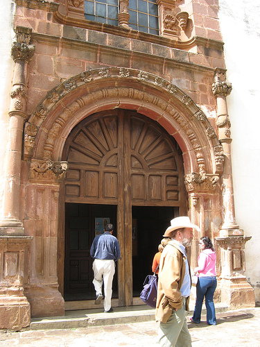 Tzintzuntzan: entrance to church